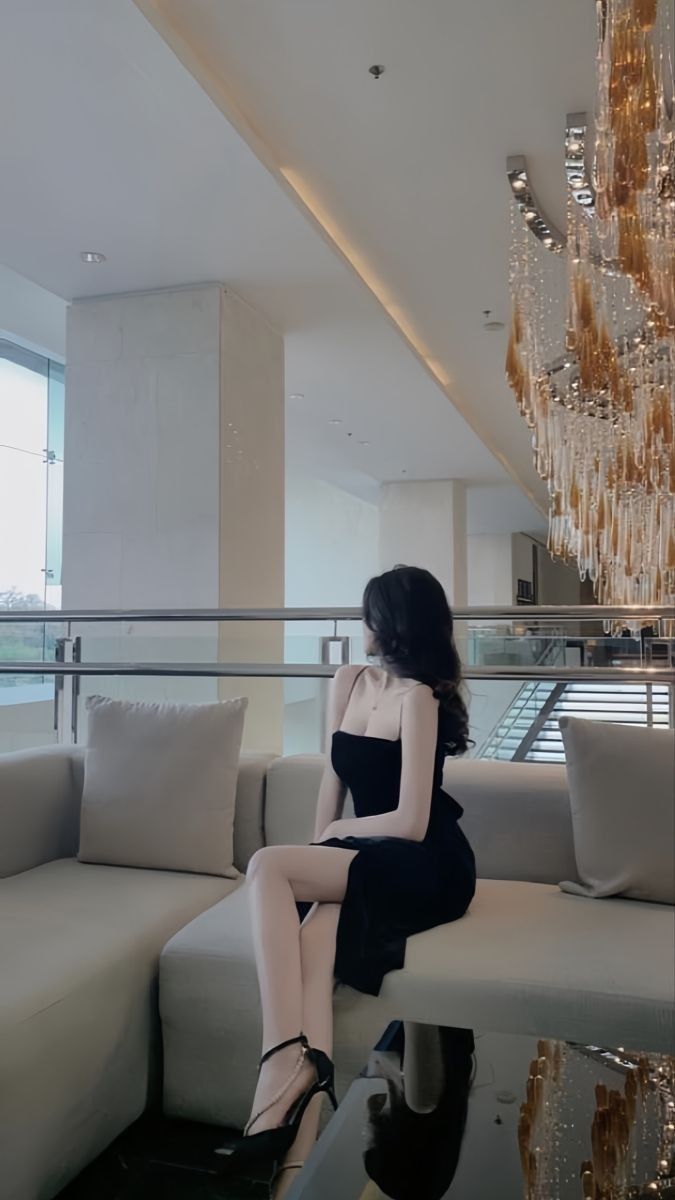 Gái xinh trong không gian sang trọng với váy đen