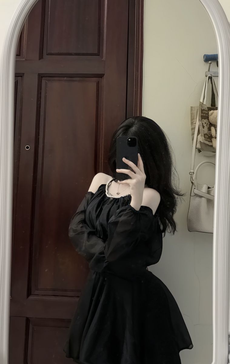 Gái xinh trong trang phục áo đen chụp selfie tại phòng ngủ