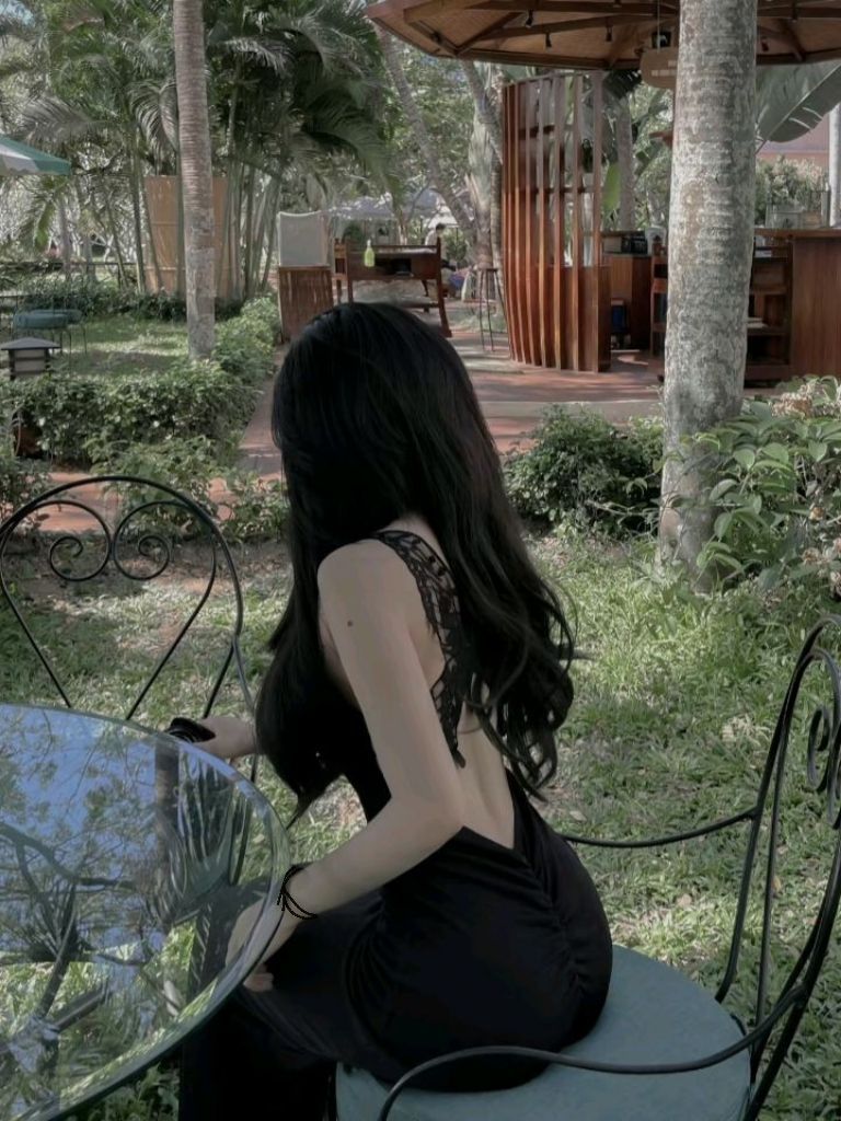 Gái xinh trong váy đen bên hồ lung linh