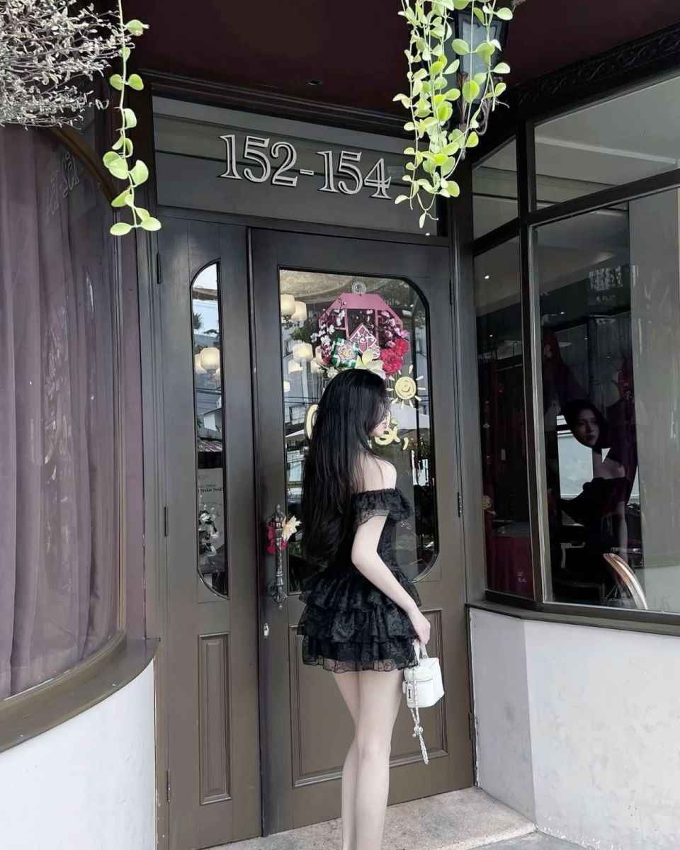 Gái xinh trong váy đen tại quán cà phê
