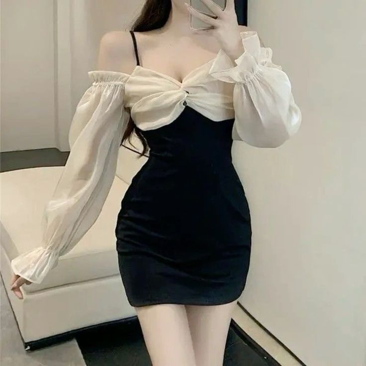 Gái xinh trong váy ôm tự tin trước gương