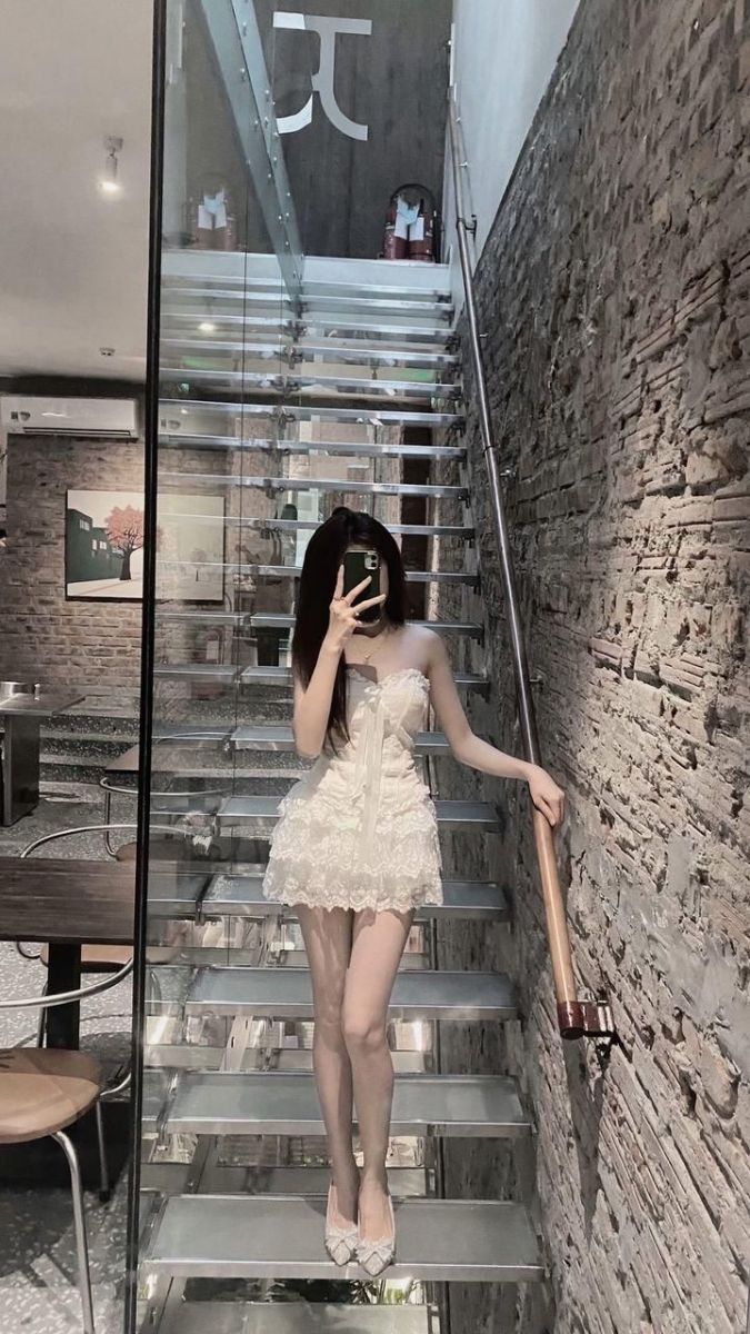 Gái xinh trong váy trắng chụp selfie tại quán cà phê