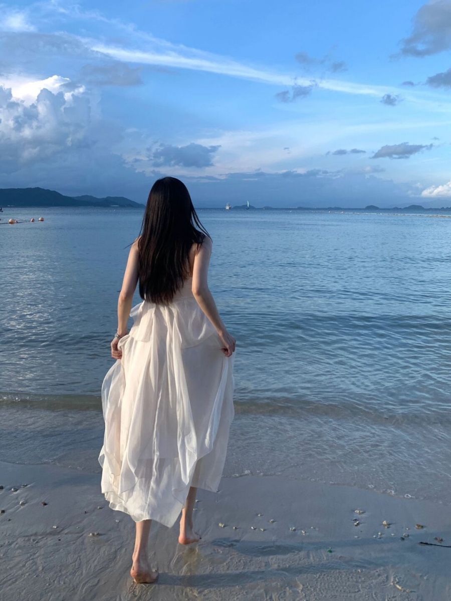 Gái xinh trong váy trắng dài trên bãi biển xanh