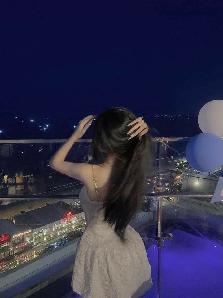 Gái xinh trong váy trắng quay lưng trên ban công cao