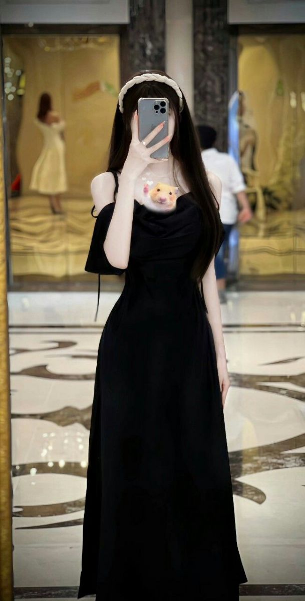 Gái xinh trung chụp hình selfie bên thú cưng