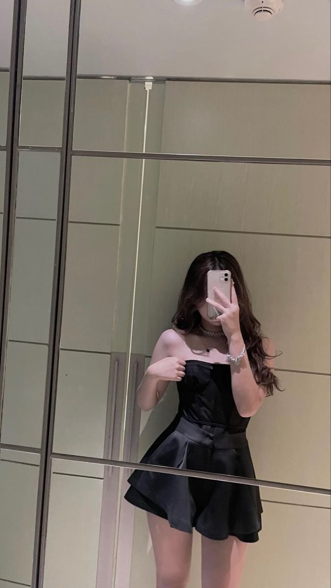 Gái xinh tự tin khi chụp selfie trong gương