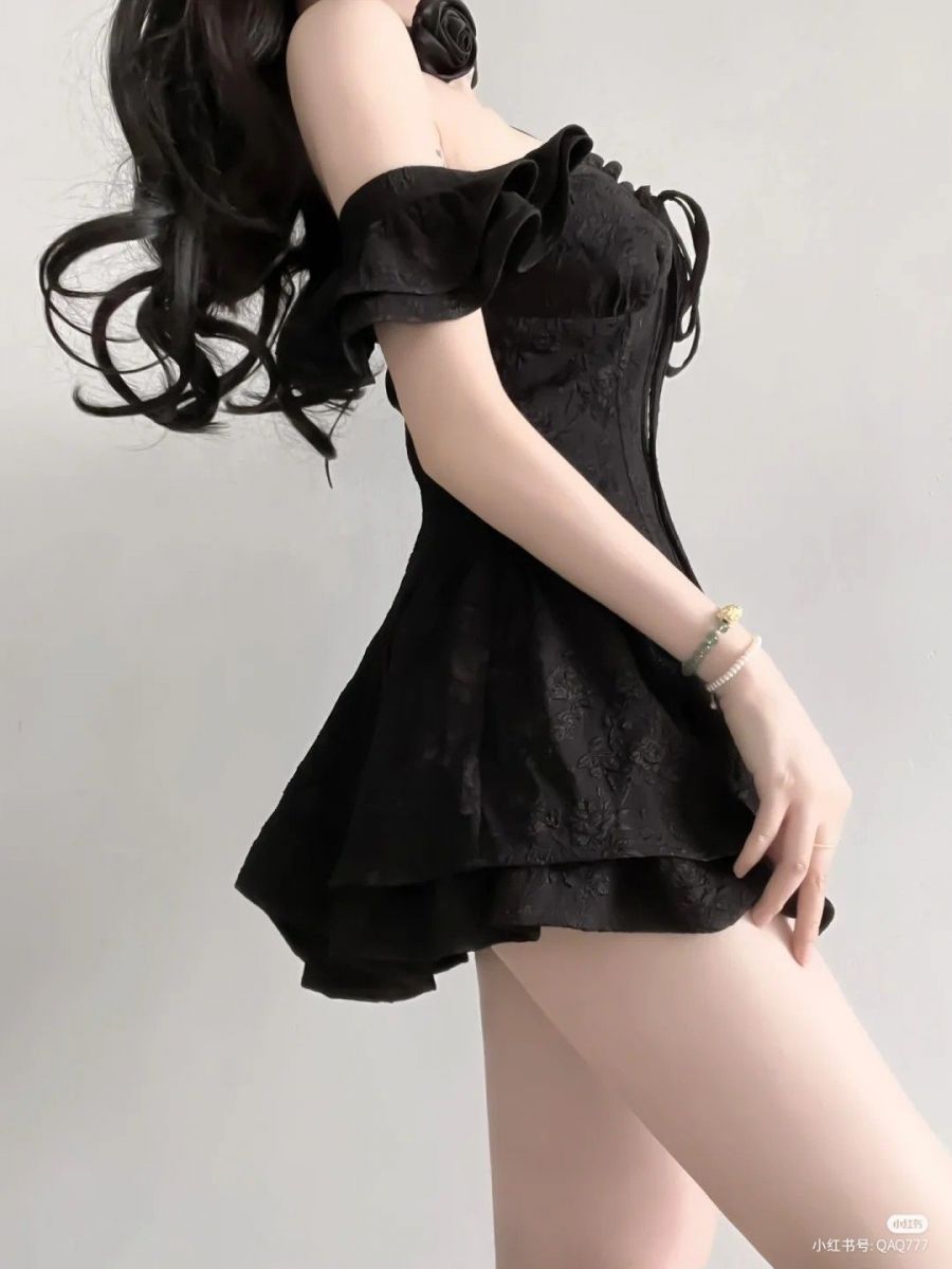Gái xinh tự tin trong đầm đen với nền tường sáng