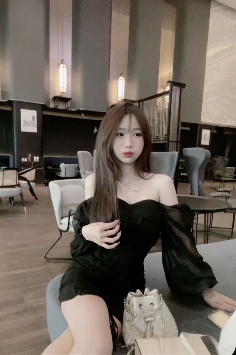 Gái xinh tự tin trong không gian nội thất hiện đại