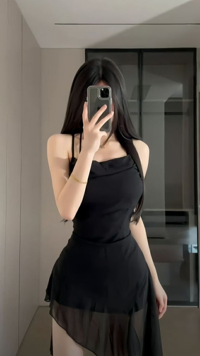 Gái xinh tự tin với váy đen trong phòng trang điểm