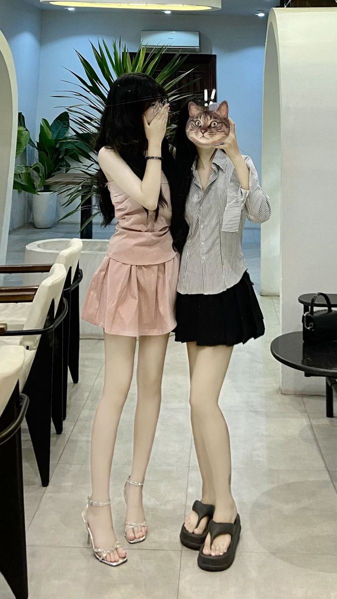 Hai cô gái với phong cách thời trang độc đáo