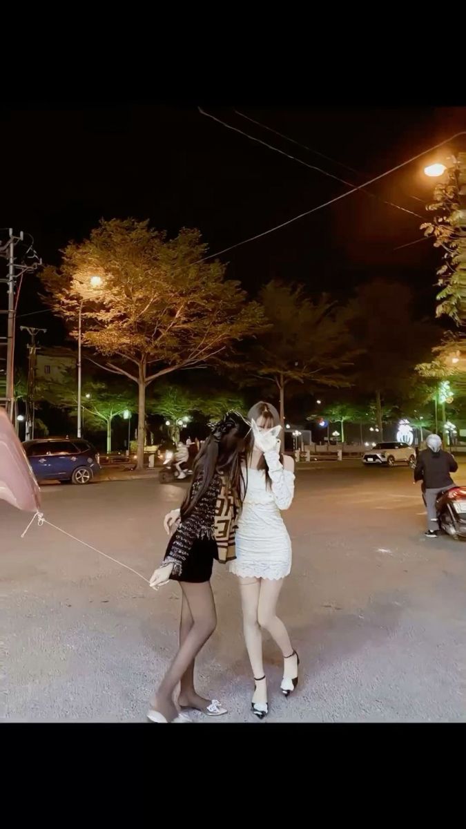 Hai cô gái vui vẻ bên nhau với trang phục nổi bật