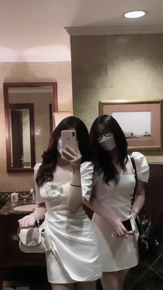 Hai cô gái vui vẻ chụp ảnh selfie giữa phố