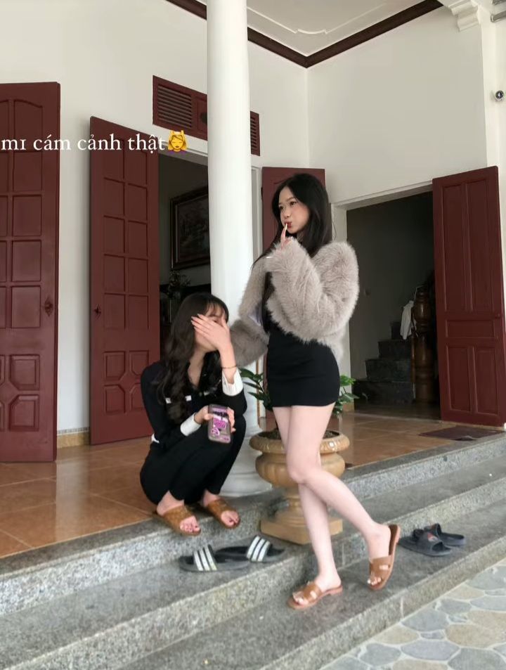 Hai cô gái xinh đẹp cùng mặc đồ đen đầy quyến rũ
