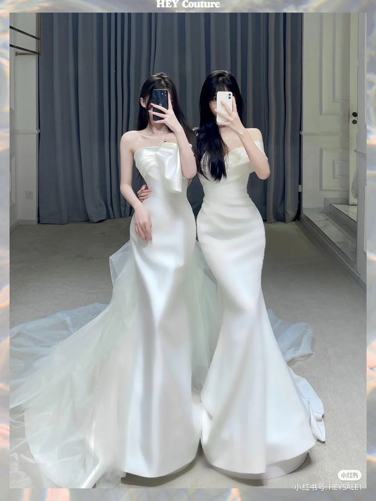 Hai cô gái xinh đẹp mặc váy trắng chụp ảnh trong phòng trang trọng
