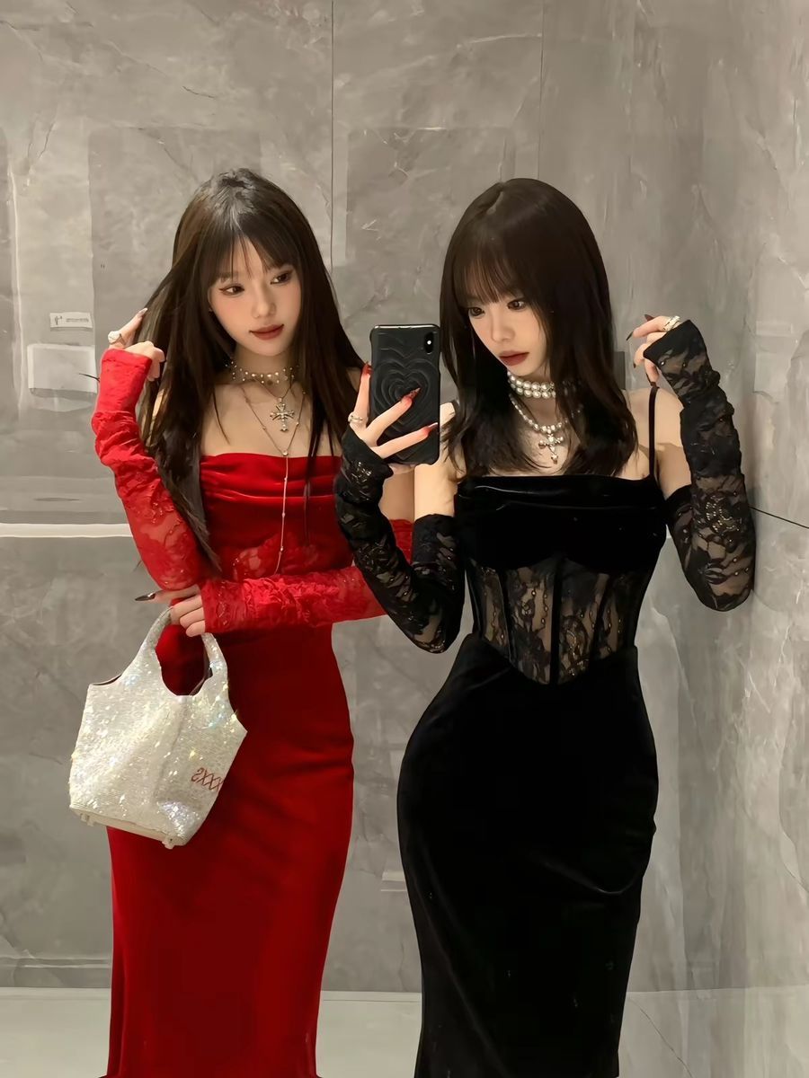 Hai cô gái xinh đẹp trong trang phục váy nổi bật