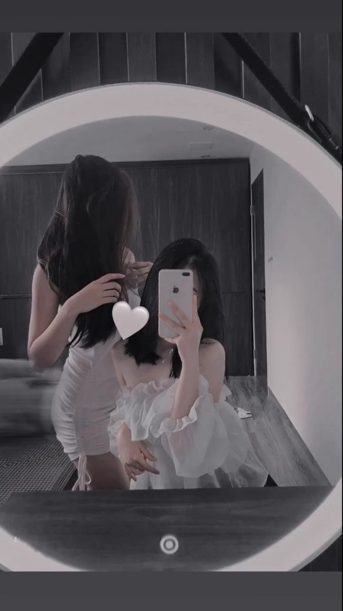 Hai cô gái xinh đẹp trong trang phục váy trắng quyến rũ