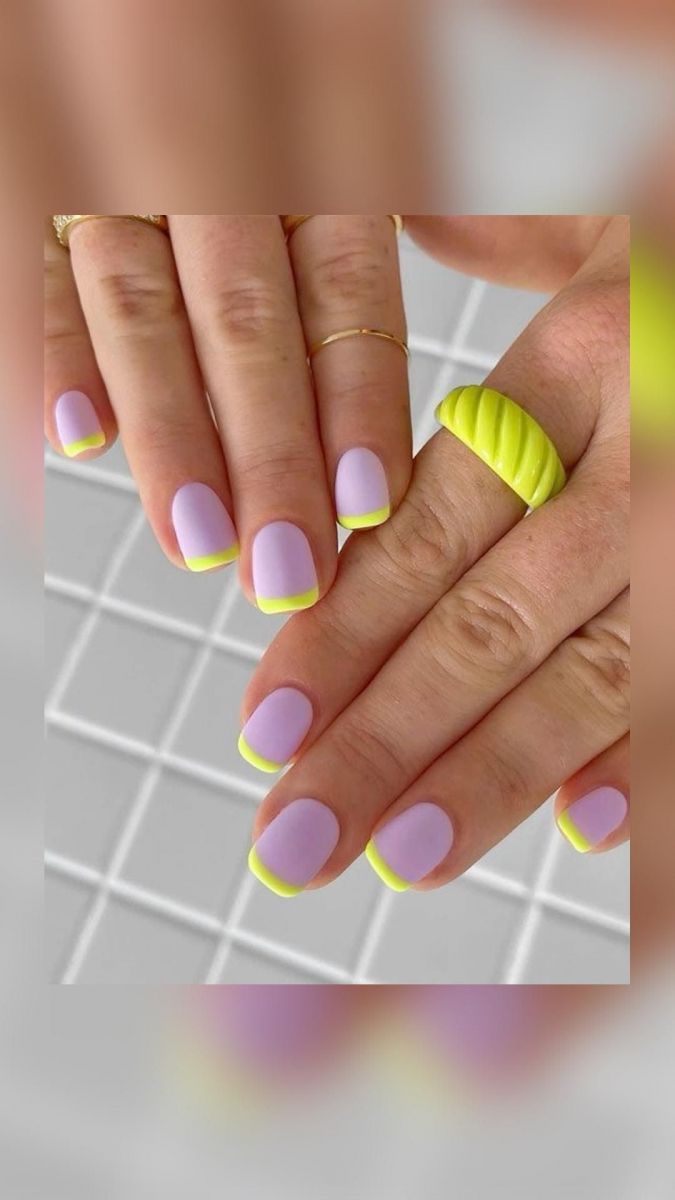 Hình ảnh bàn tay nữ đeo nhẫn màu vàng và xanh lá