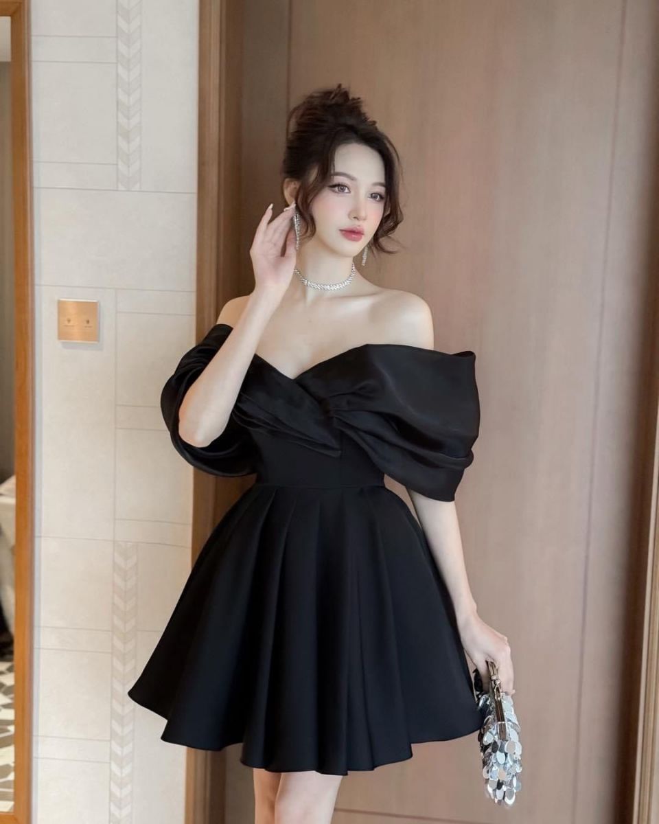 Hình ảnh cô gái mặc đầm đen tại không gian nội thất sang trọng