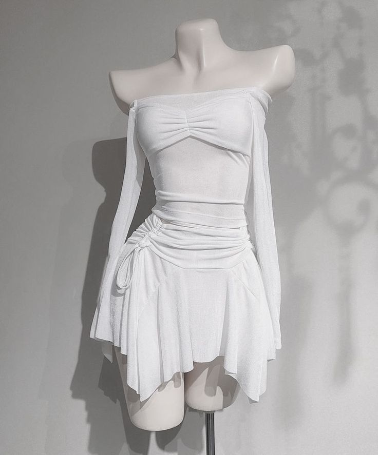 Mẫu mannequin nữ trong trang phục thanh lịch giữa không gian thời trang