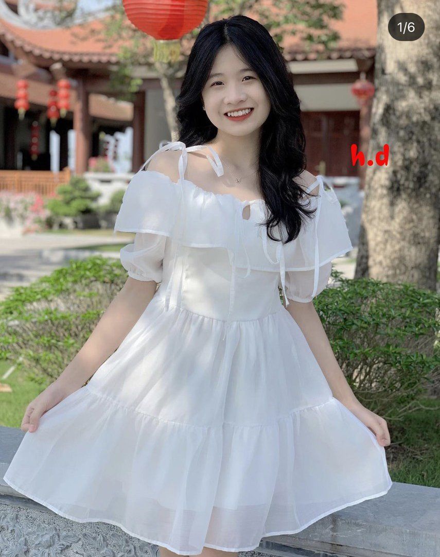 Nét đẹp thanh thoát của cô gái mặc váy trắng xòe trong khung cảnh nhà cổ