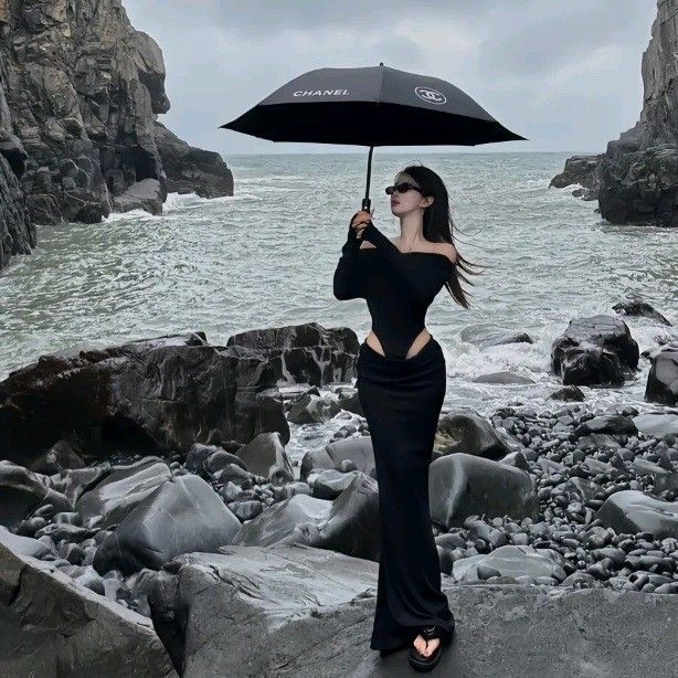 Người phụ nữ mặc váy đen giữa thiên nhiên hùng vĩ