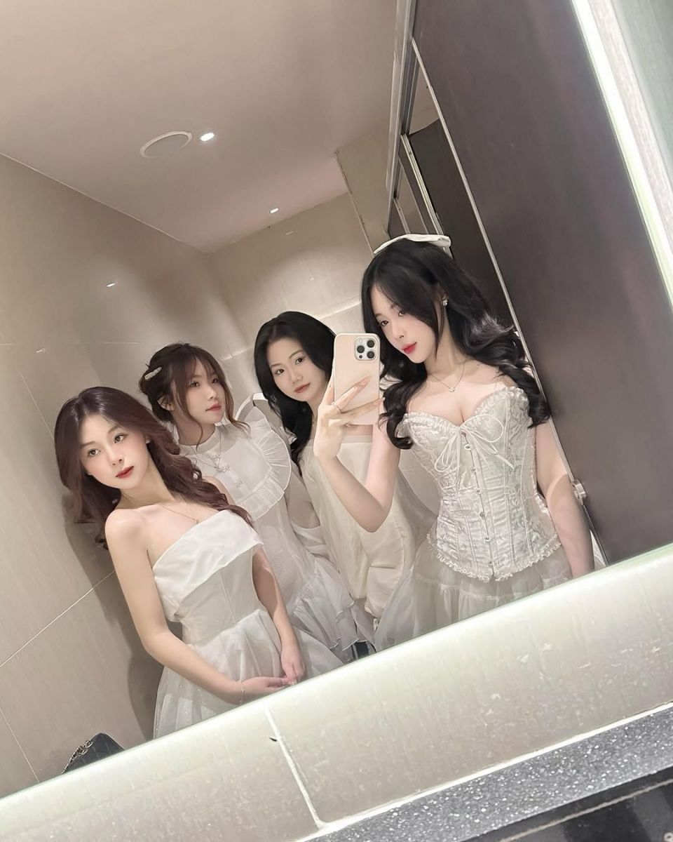 Nhóm gái đẹp mặc váy trắng chụp hình selfie trong gương
