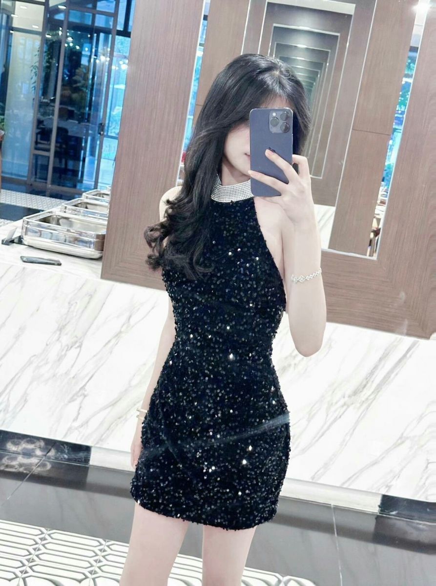 Nữ mặc váy đen ôm sát chụp ảnh selfie trong không gian sang trọng