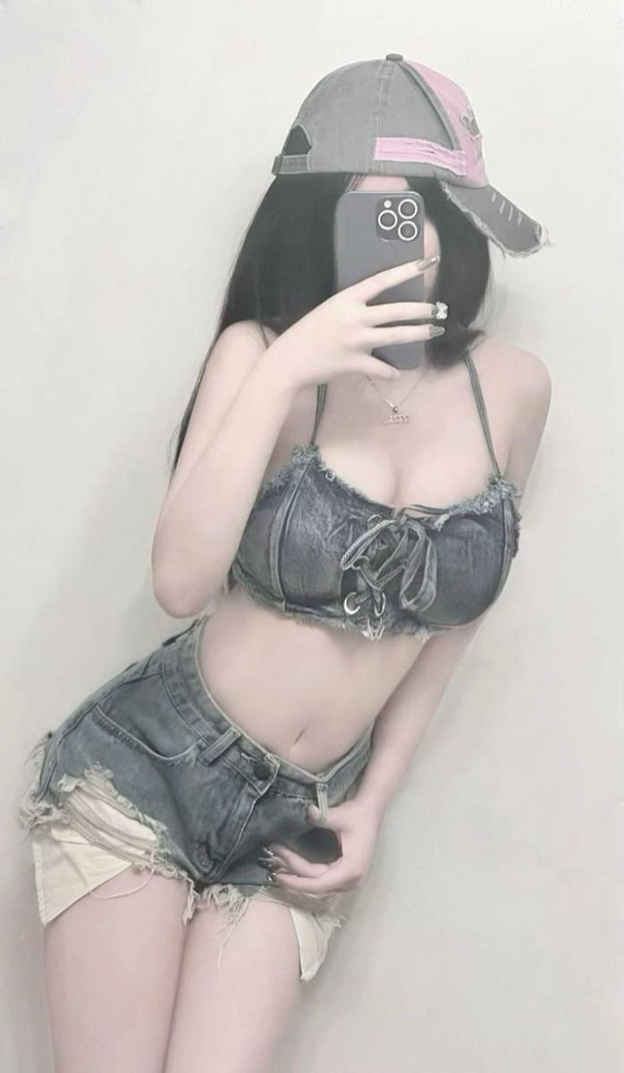 Gái xinh hở bạo trong thời trang tóc đen