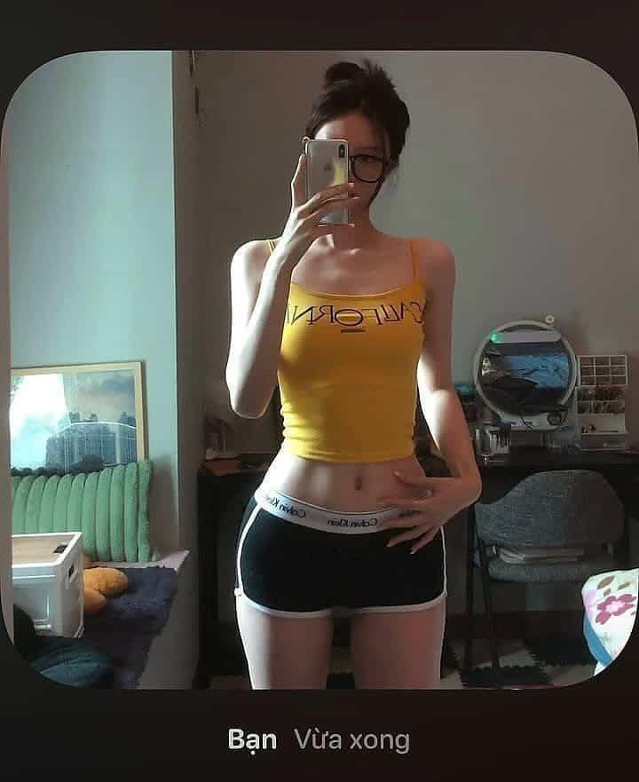 Gái tây xinh đẹp trong áo sơ mi trắng