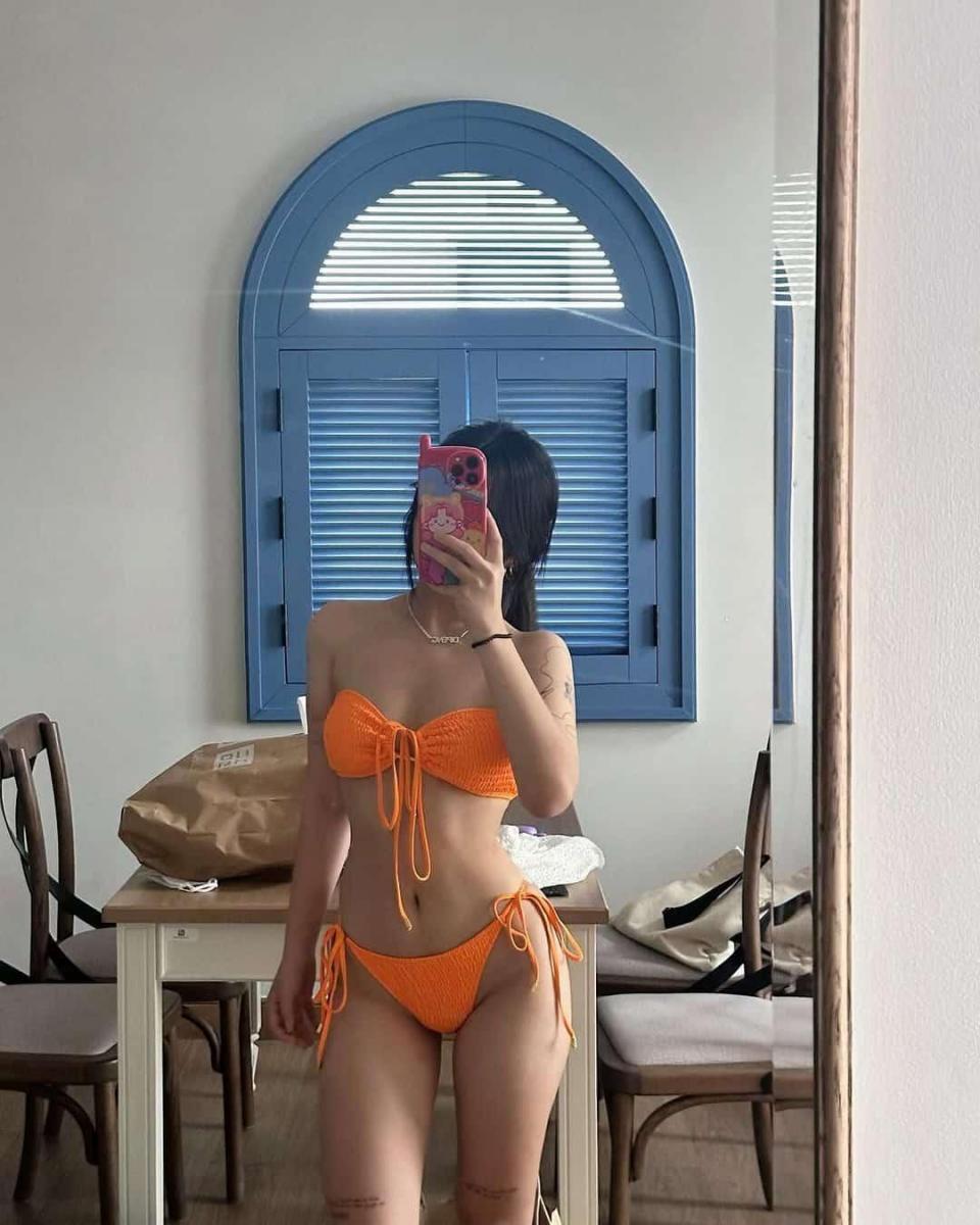 Gái xinh mặc áo bikini tắm suối tuyệt đẹp