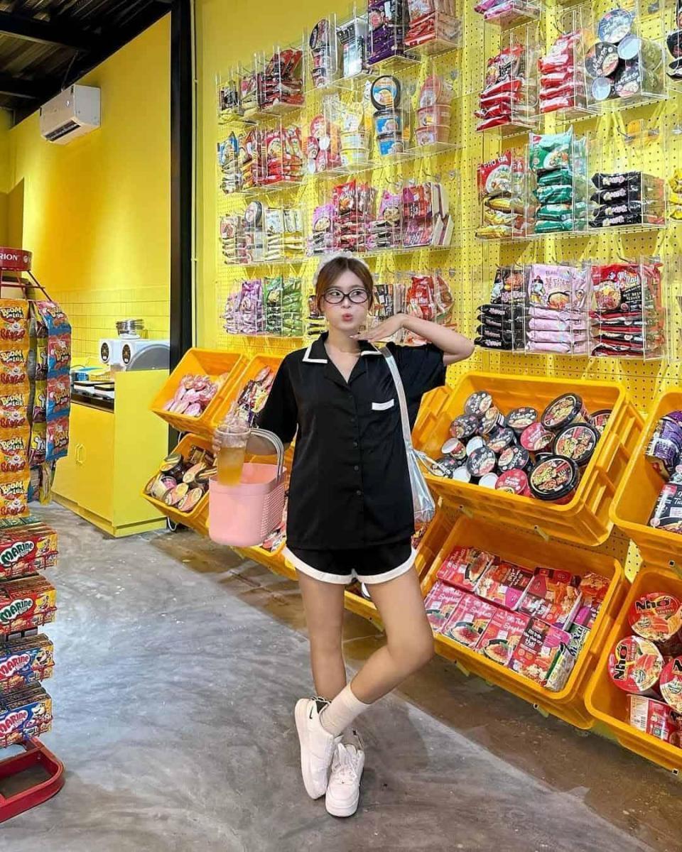 Gái xinh ngực to vui vẻ hạnh phúc