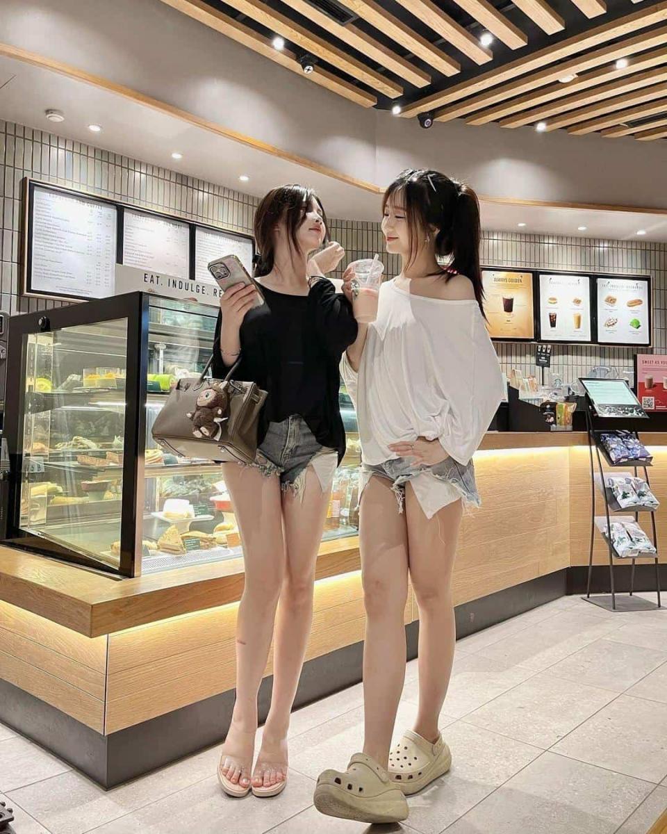 Gái Xinh Ngực To Cái Túi Hành Lý
