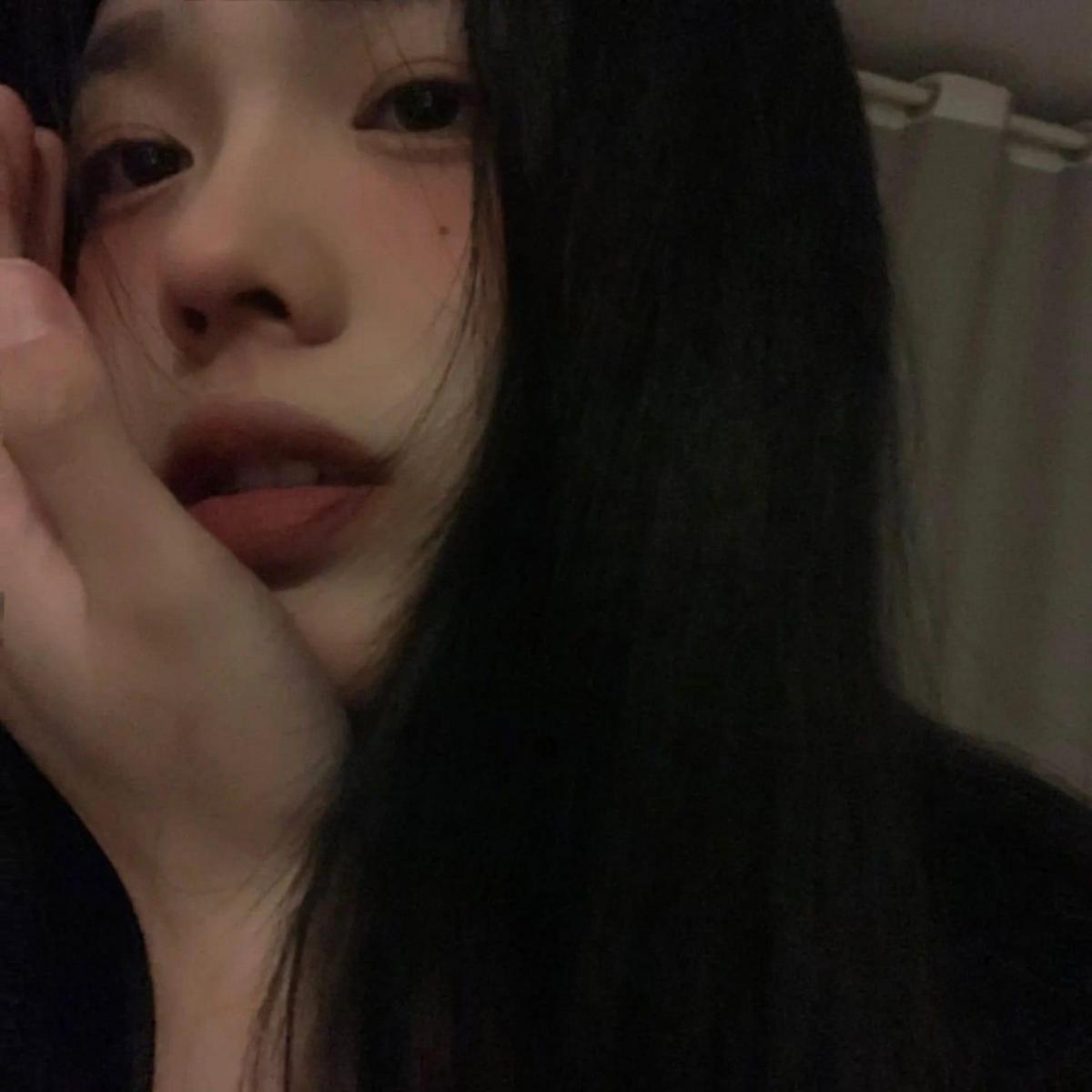 Gái Xinh Cầm Hoa Ngầu Và