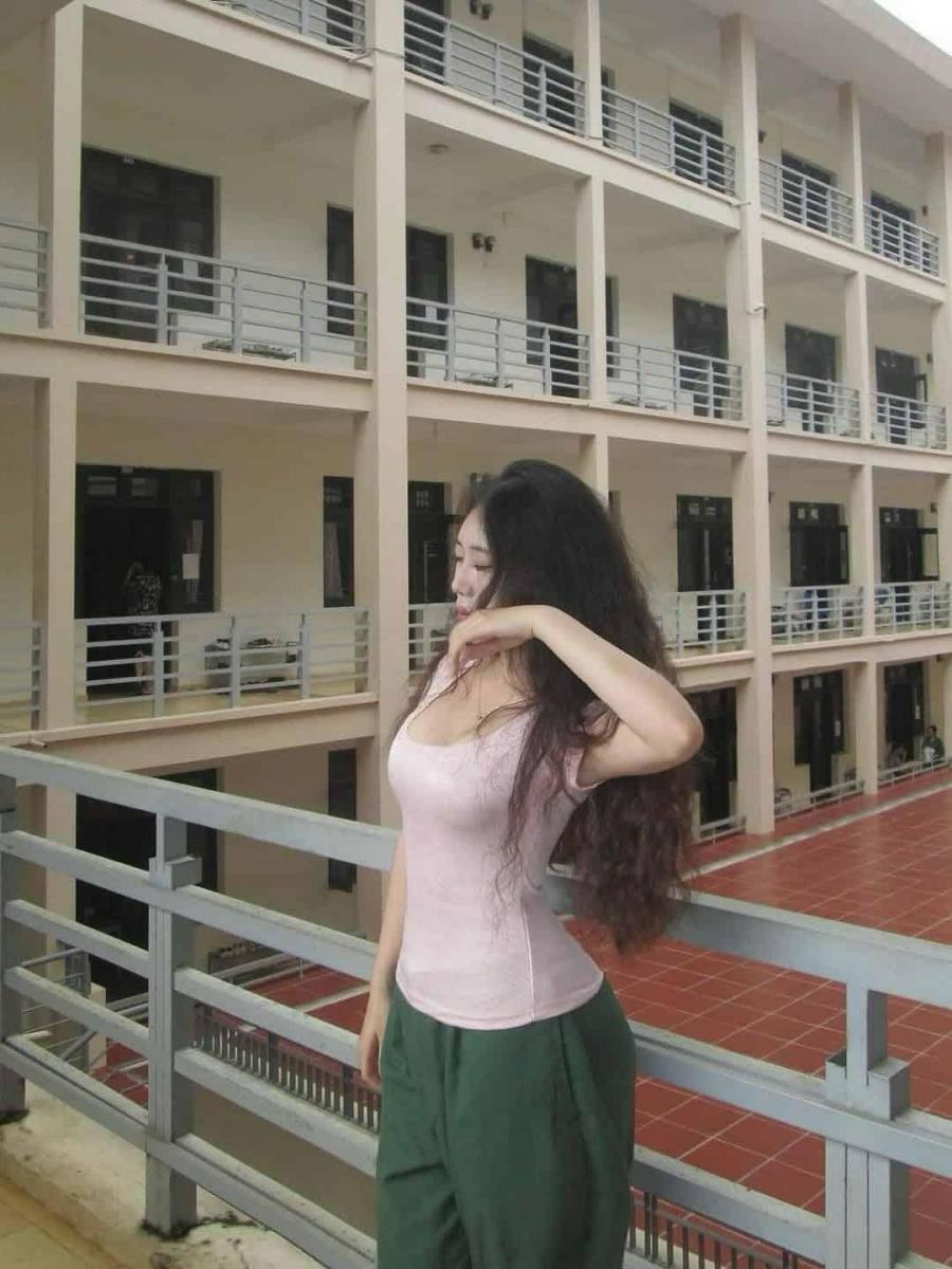 Gái xinh bụ to và con gái xinh trên cầu thang thời gian