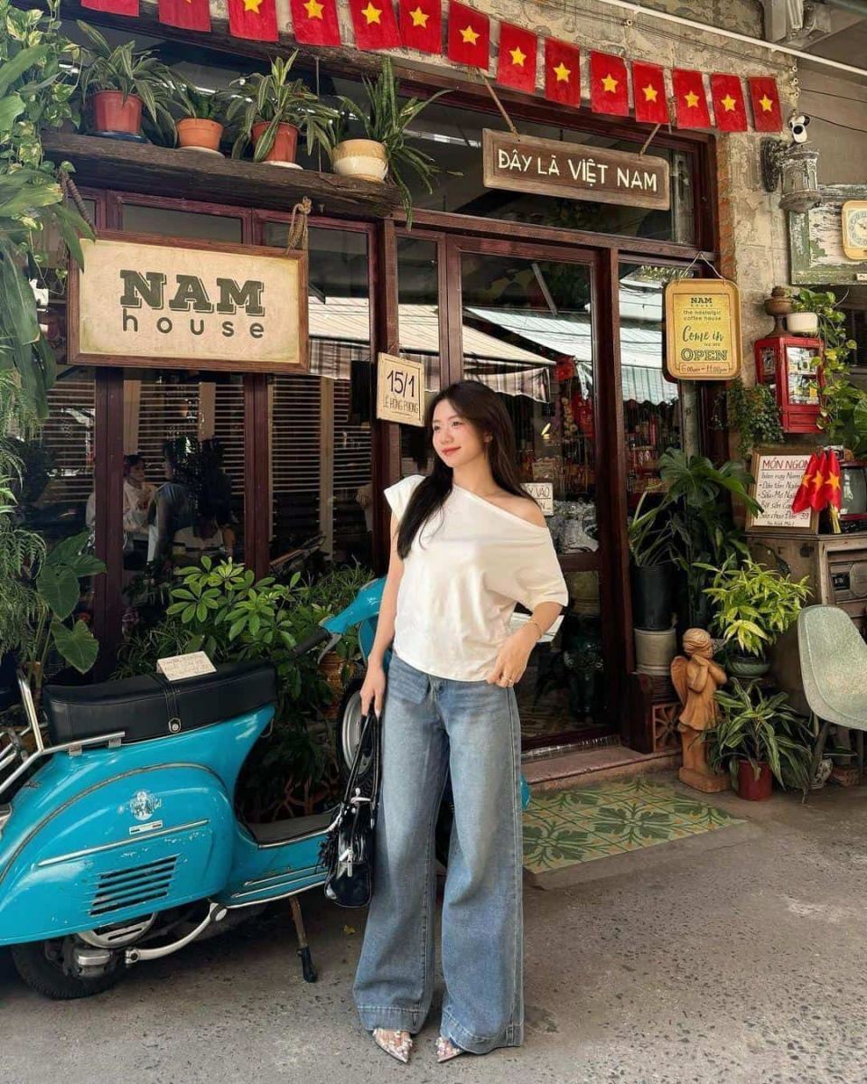 Ảnh gái xinh cầm hoa, ngực to và học xinh