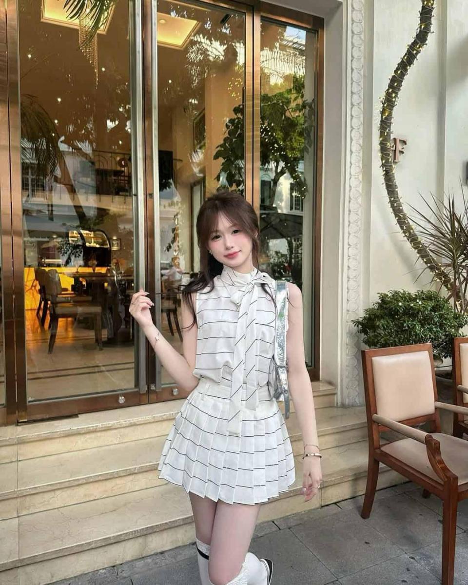 Lộ hàng gái xinh trong bộ đồ thời trang sexy