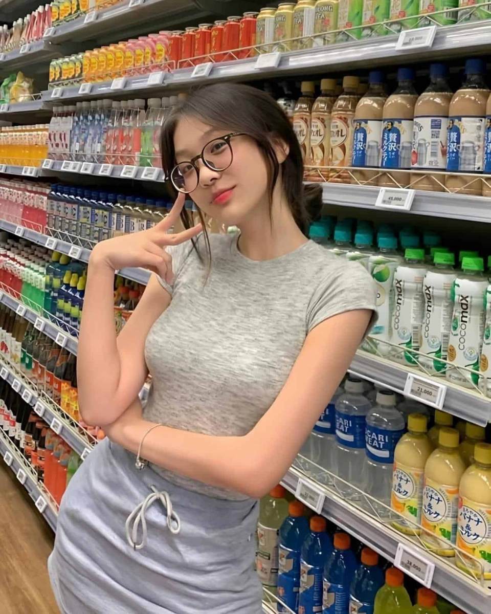 Cô gái xinh xắn trong áo sơ mi không tay