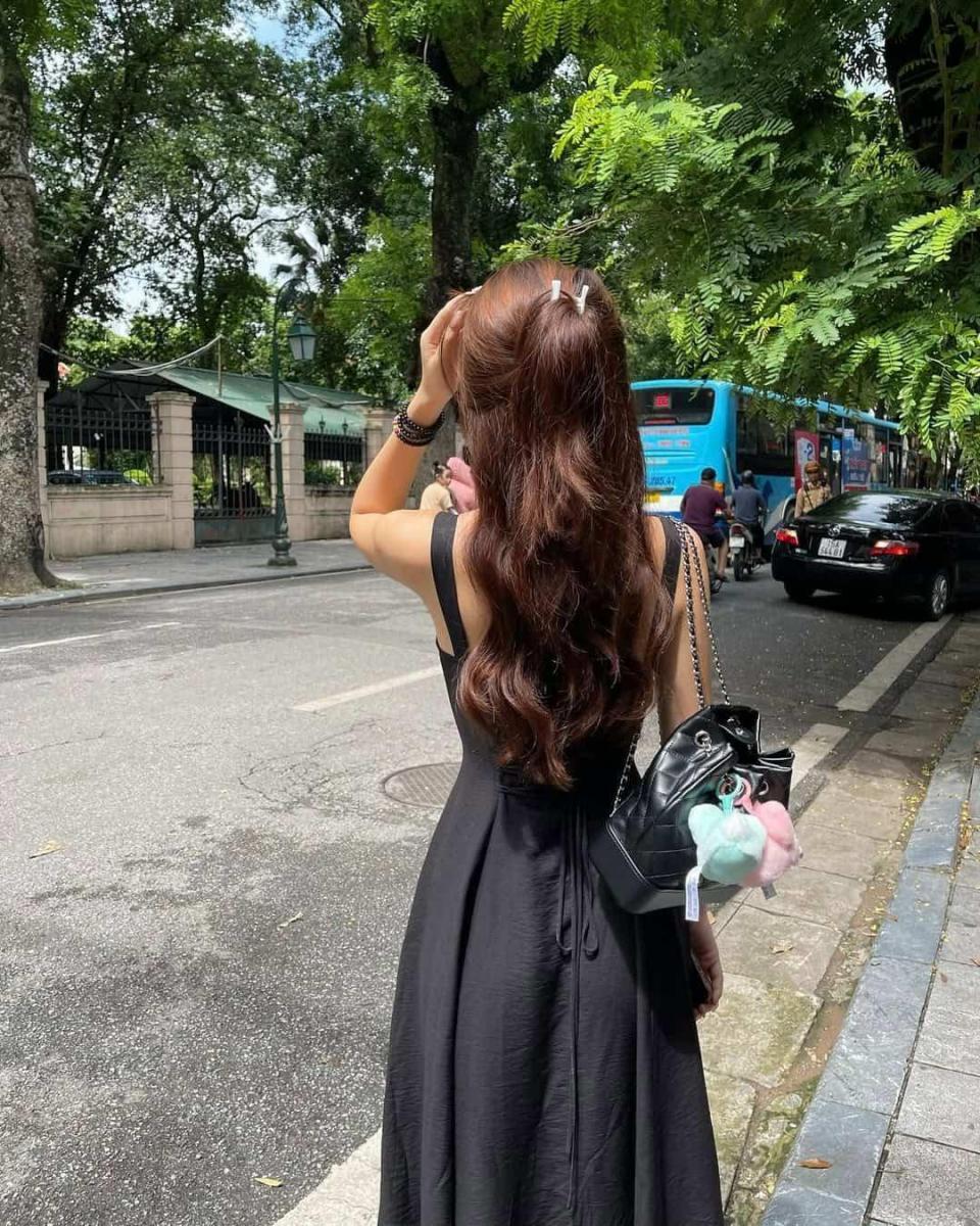 Gái xinh trong bar với dáng chuẩn và dịu dàng