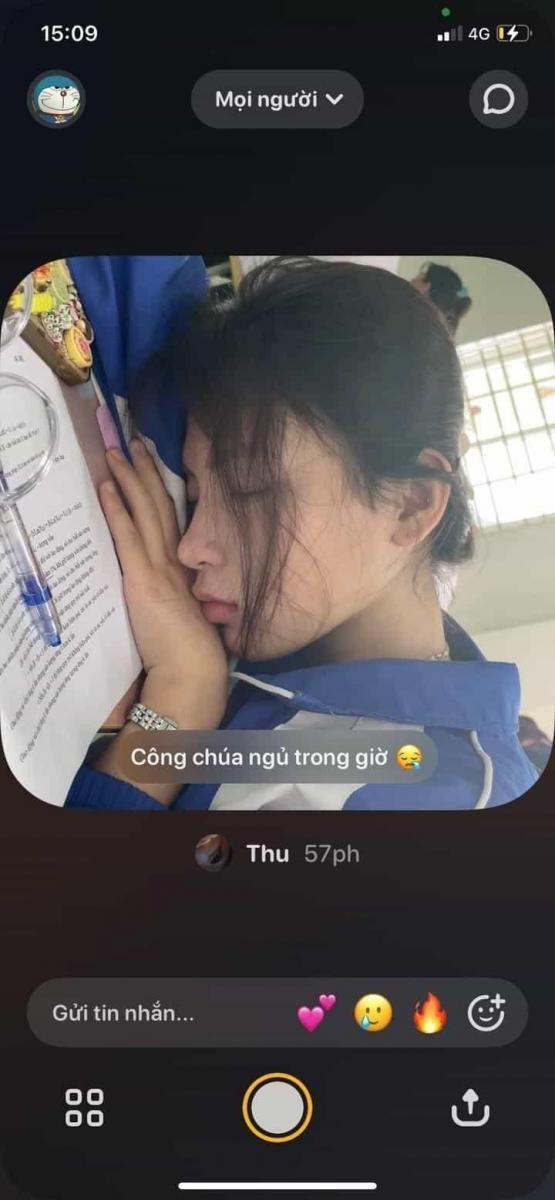 Ảnh gái xinh cầm điện thoại đẹp nhất lớp 10 và lớp 12
