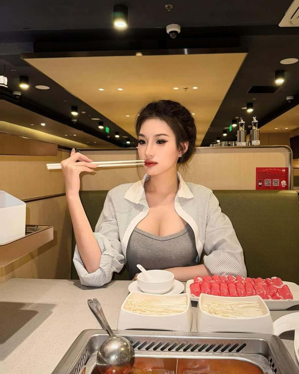 Ảnh con gái xinh đẹp với ngực to trên bàn ăn