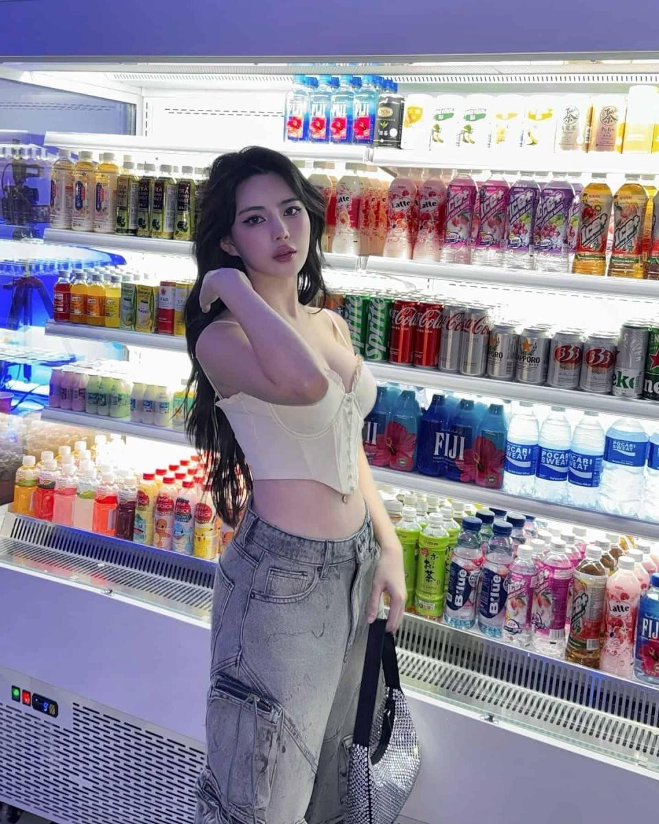Gái Xinh Mặc Đồ Lót Lọt Khe