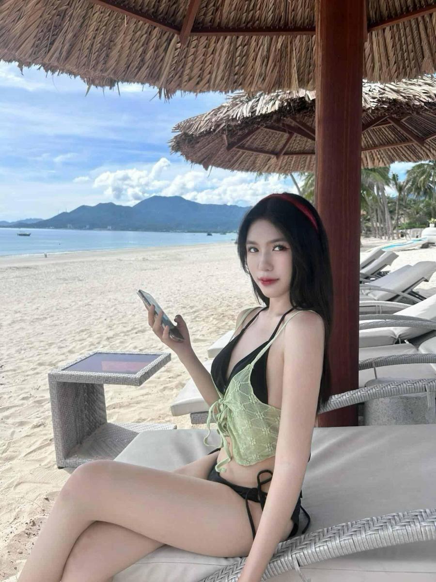 Gái xinh bikini nóng khoe dáng trong bộ đồ lọt khe