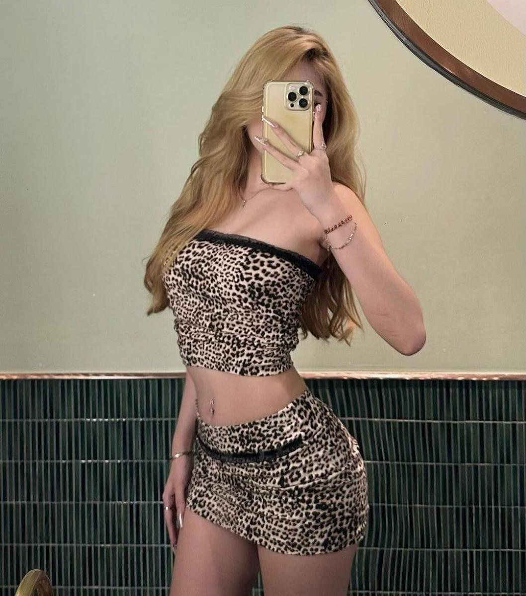 Gái Xinh Ngực To Duy Bụng Áo Crop Top