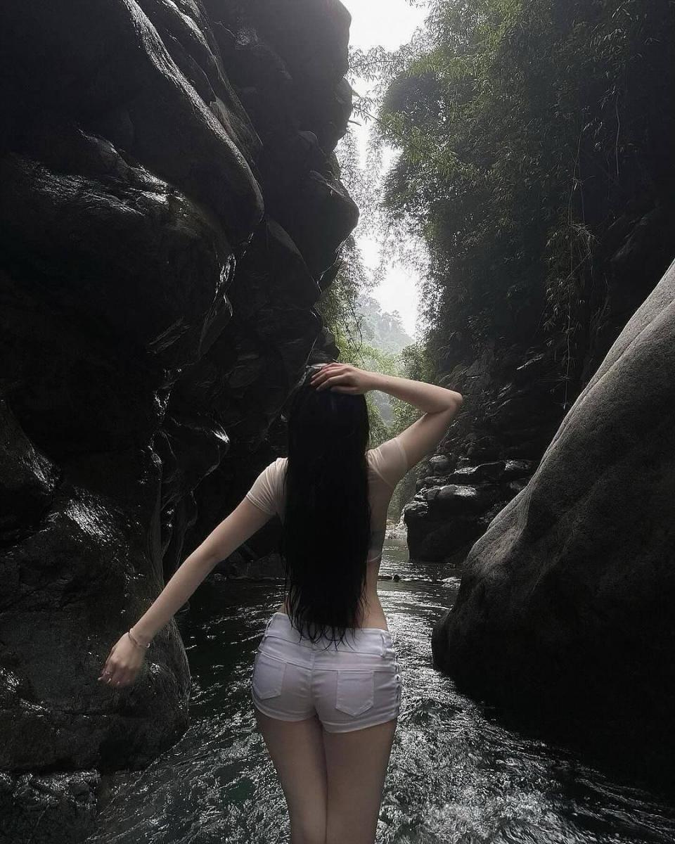 Gái xinh chân dài, hàng to và to tròn