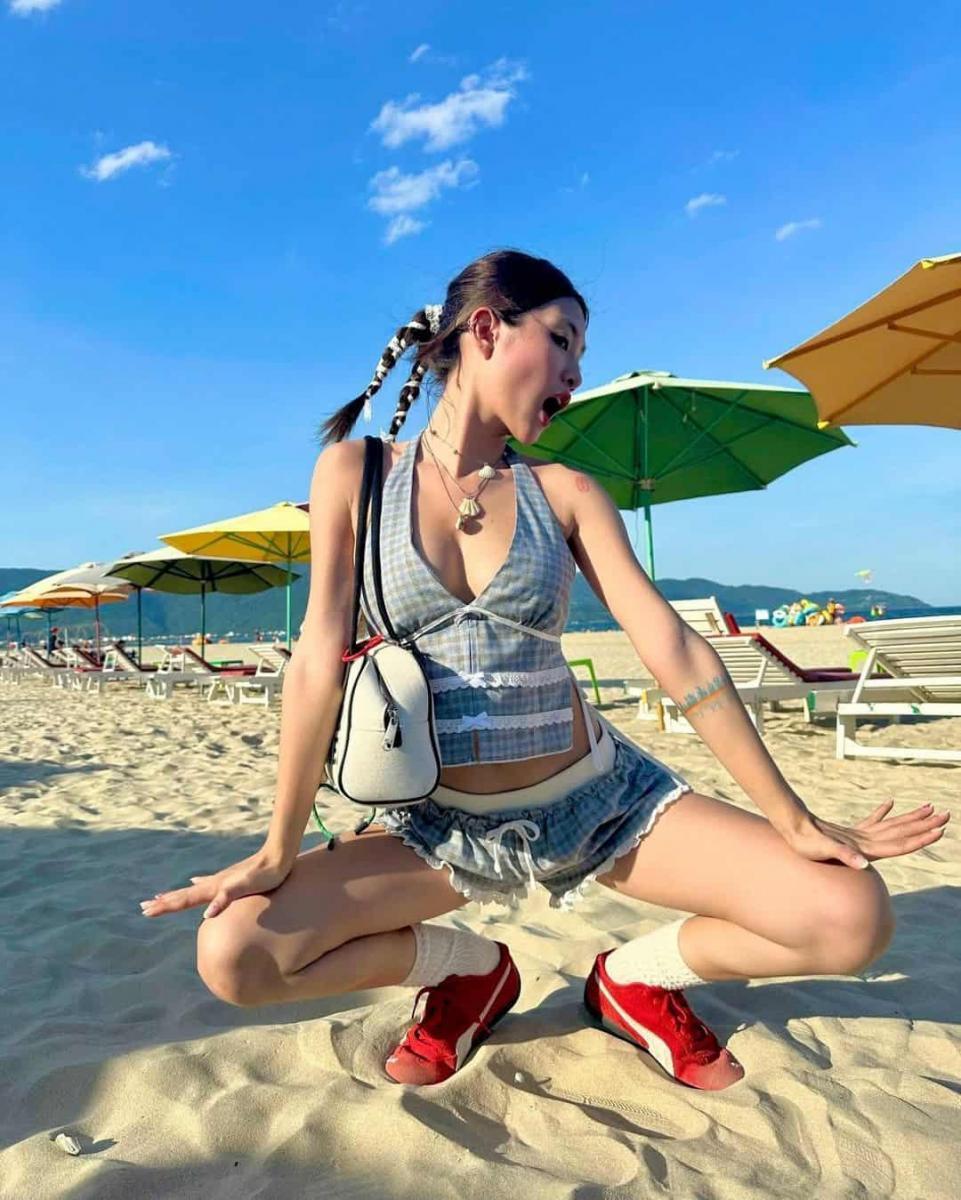 Ảnh chân gái đẹp ngực to, dáng nóng mùa hè