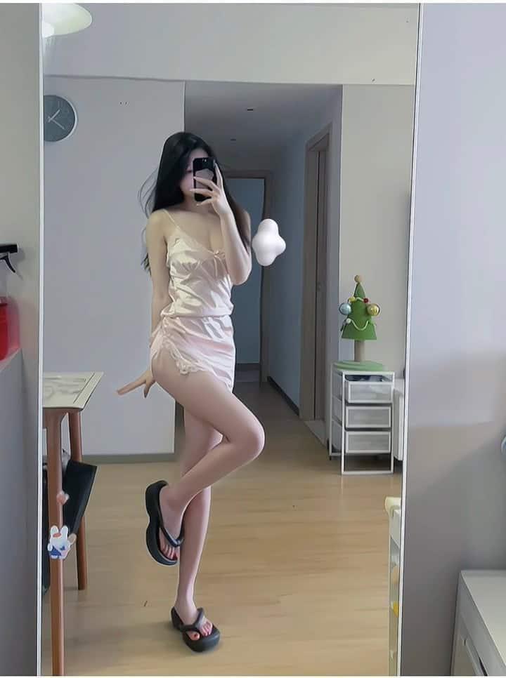 Hình ảnh cô gái xinh đẹp với ngực to và đôi gòi