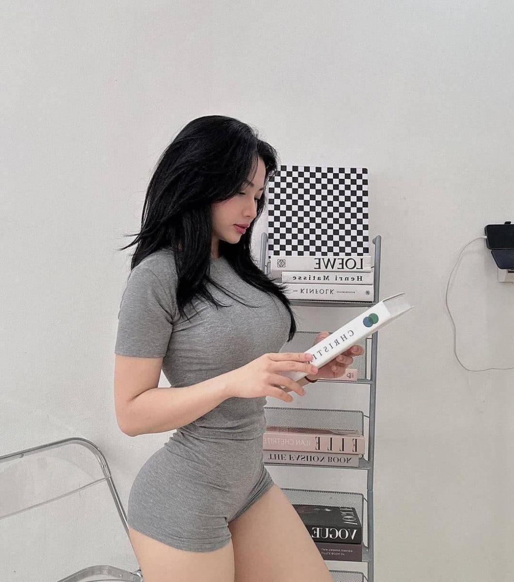 Ảnh gái xinh tắm và đứng trong dịp Tết