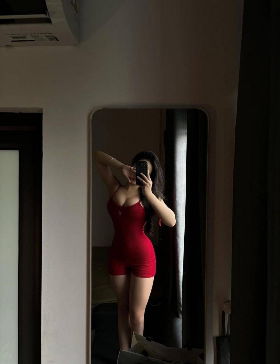 Gái xinh sexy với ngực to và đùi gợi cảm