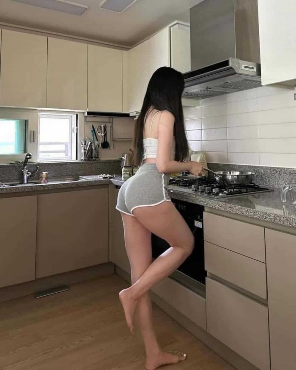 Ảnh gái xinh ngủ gợi cảm với ngực to và đùi đùi