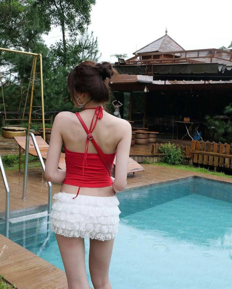 Ảnh gái xinh ngực to đùi hồng thật lưng
